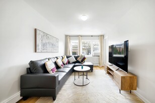 36 E 47th St, Unit apt 1 in Bayonne, NJ - Building Photo