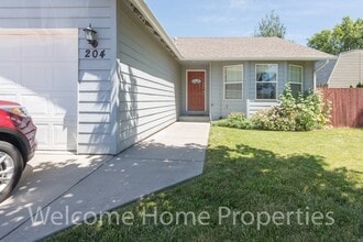 204 NW Schnabel Ln in College Place, WA - Building Photo - Building Photo