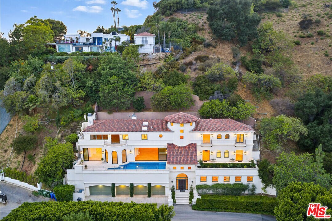 1675 Woods Dr in Los Angeles, CA - Building Photo