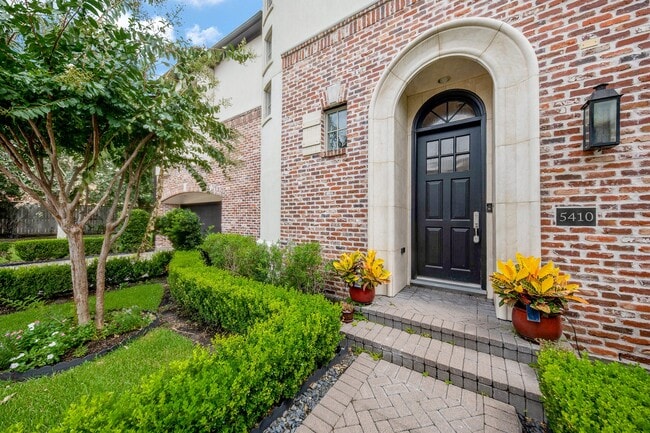 5410 Alder Cir in Bellaire, TX - Building Photo - Building Photo