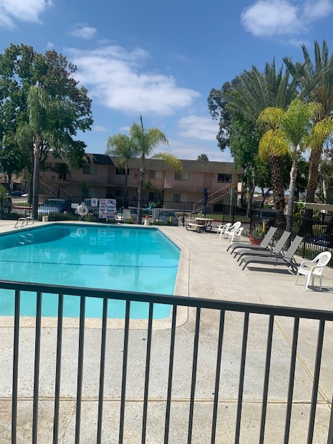 Summit By The Lake in Oceanside, CA - Foto de edificio - Building Photo