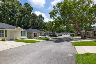 Robins Place in Pensacola, FL - Foto de edificio - Building Photo