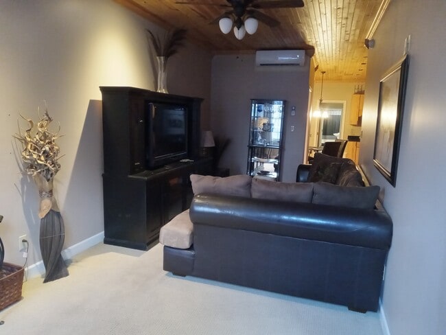 213 W 4th St, Unit 2, Unit 2