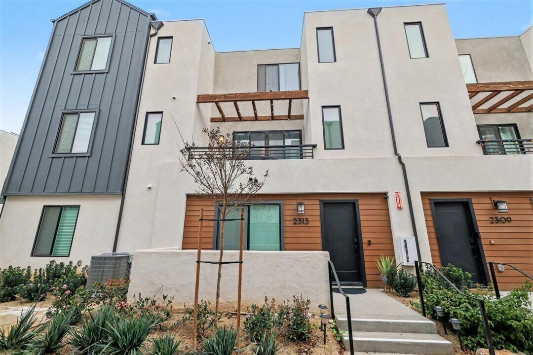 2313 Acara Cir in San Diego, CA - Building Photo