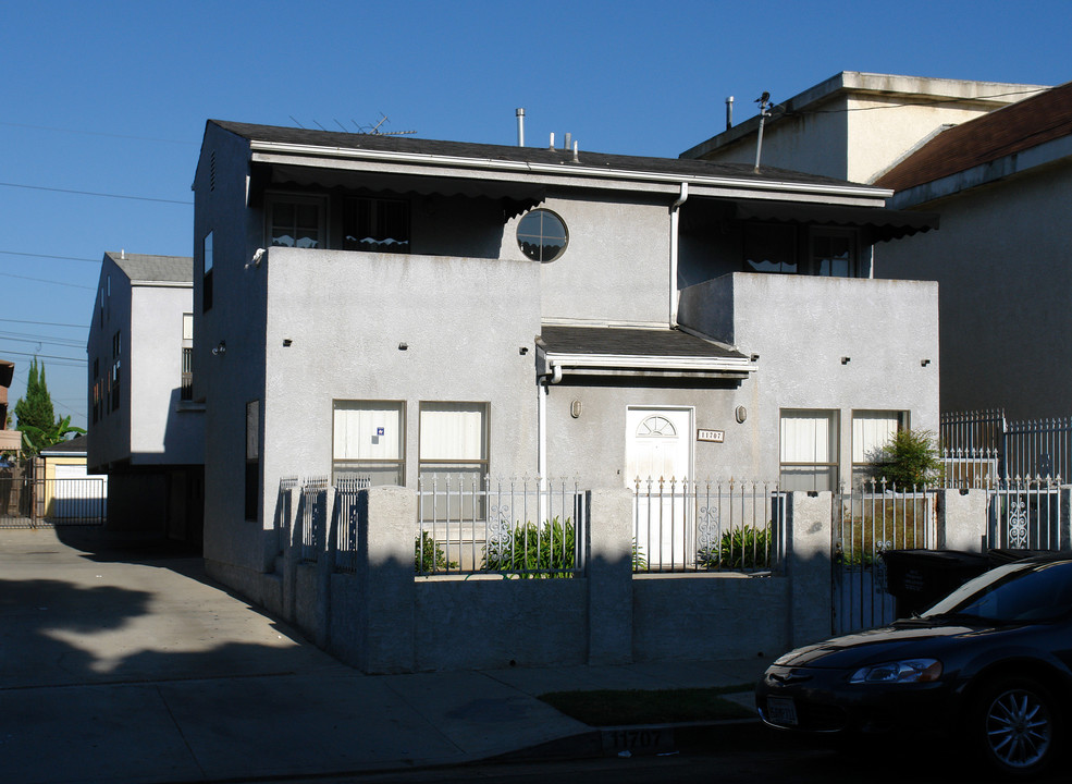 11707 Truro Ave in Hawthorne, CA - Building Photo