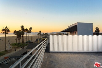 11 Brooks Ave in Los Angeles, CA - Building Photo - Building Photo