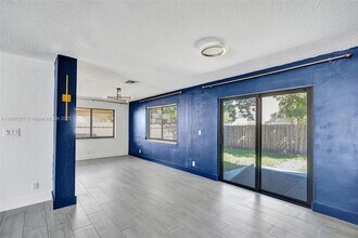 8105 SW 10th St in North Lauderdale, FL - Foto de edificio - Building Photo