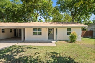 200 Chaparral Rd in Austin, TX - Building Photo