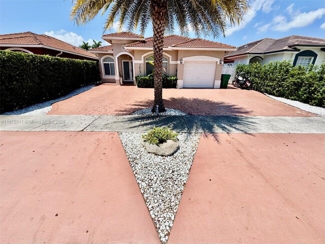 7915 NW 200th Terrace in Hialeah, FL - Foto de edificio - Building Photo