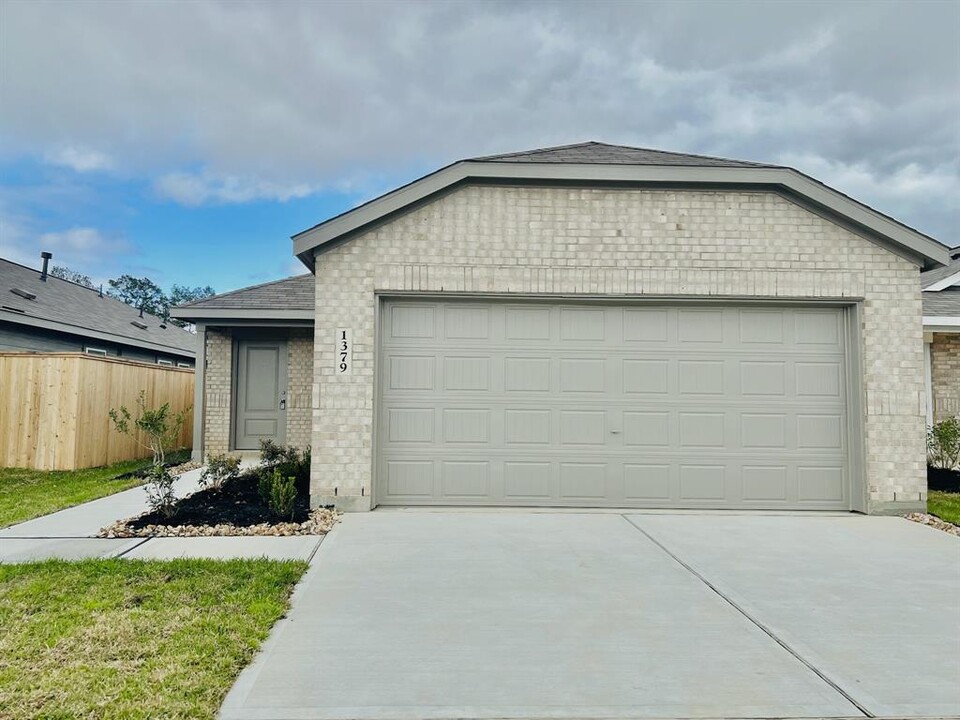 1379 Diamond Carnation Dr in Conroe, TX - Building Photo