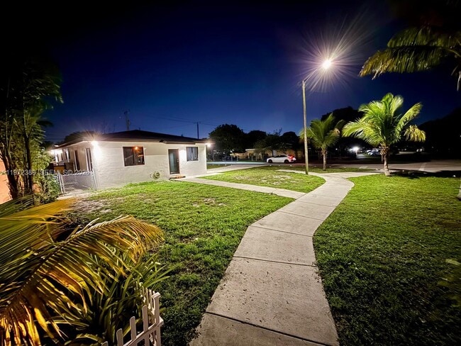 800 Jann Ave in Opa Locka, FL - Building Photo - Building Photo