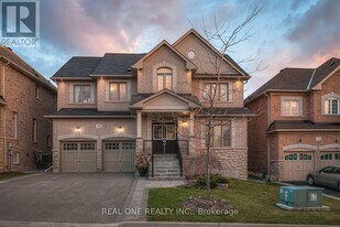 998 Wilbur Pipher Cir in Newmarket, ON - Building Photo