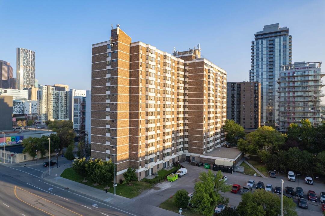 Murdoch Manor in Calgary, AB - Building Photo