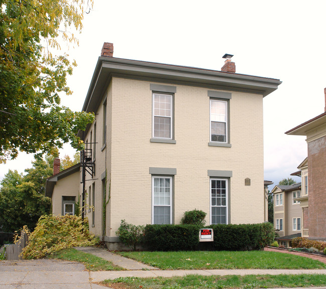 142 S Fitzhugh St in Rochester, NY - Foto de edificio - Building Photo