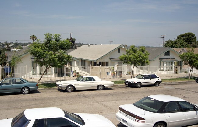 Barrio Logan Apartments in San Diego, CA - Foto de edificio - Building Photo