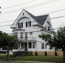 623 Pontiac Ave in Cranston, RI - Foto de edificio - Building Photo