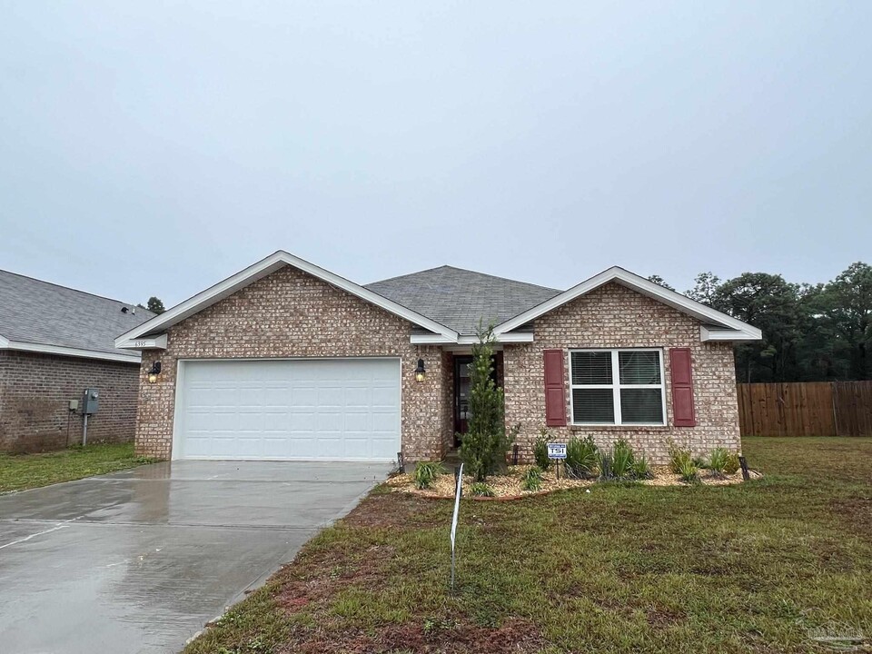 6395 Churchill Cir in Milton, FL - Building Photo