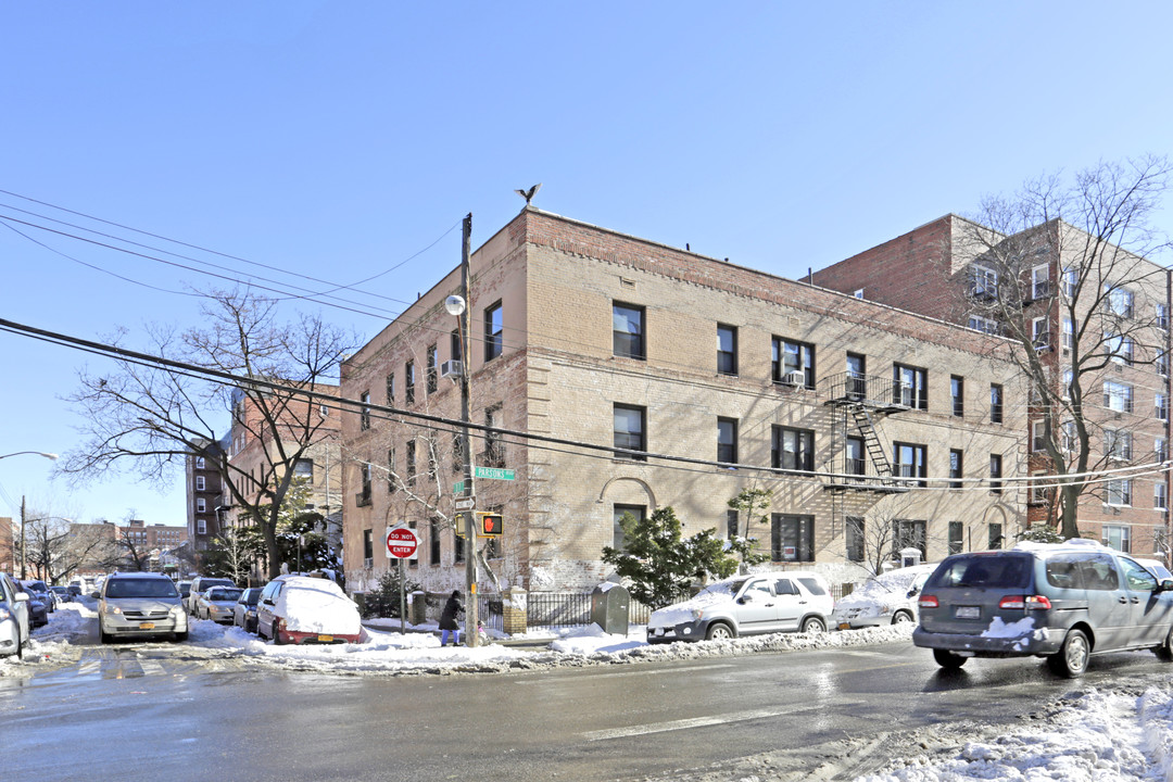 3705 Parsons Blvd in Flushing, NY - Building Photo