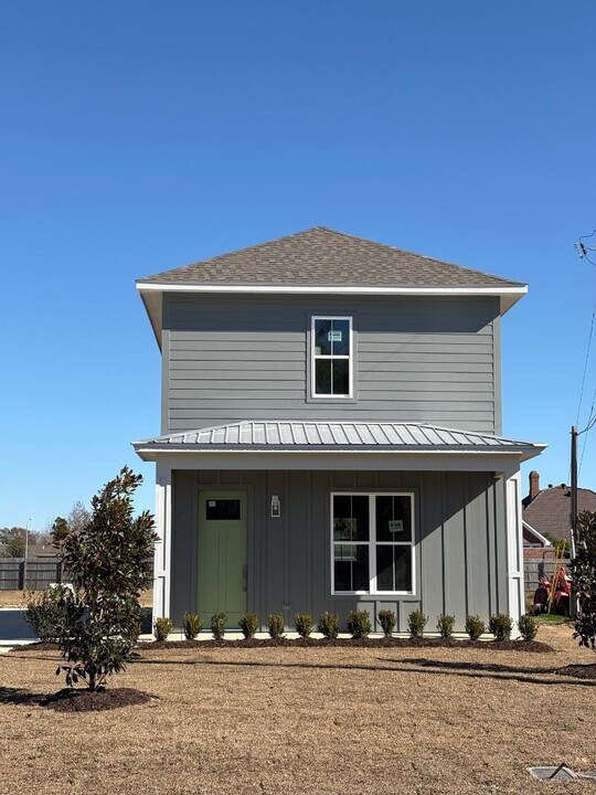 4151 W Prien Lake Rd in Lake Charles, LA - Building Photo