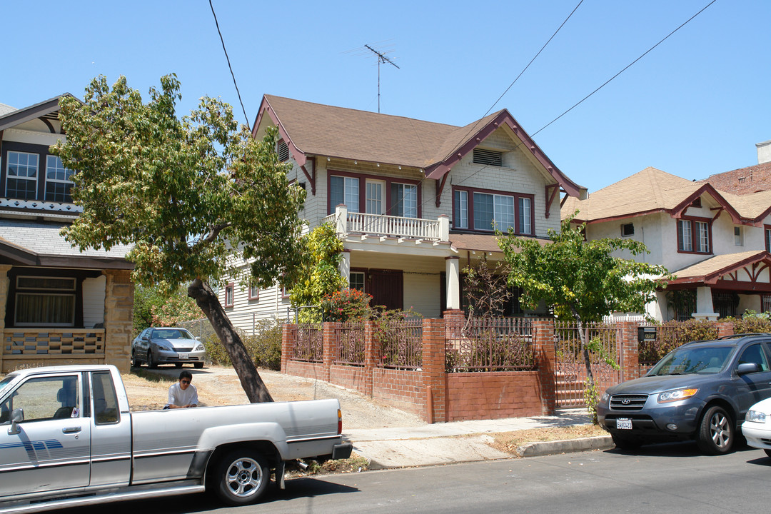 2751 Francis Ave in Los Angeles, CA - Foto de edificio