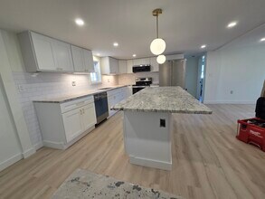 34 Union St, Unit Unit C in Milford, NH - Building Photo - Building Photo