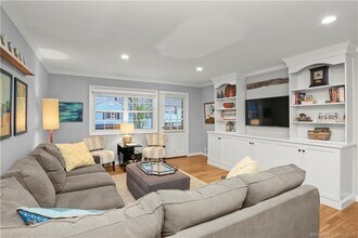 245 Unquowa Rd in Fairfield, CT - Foto de edificio - Building Photo