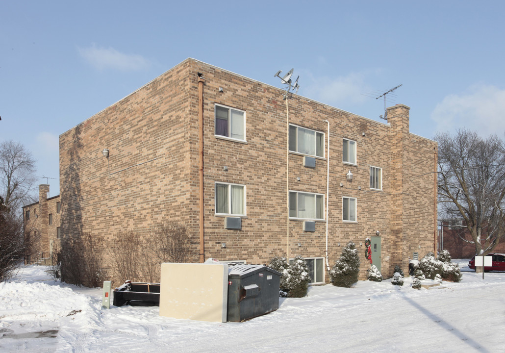 1215 N Boxwood Dr in Mount Prospect, IL - Building Photo