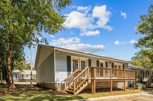property at 2214 Magnolia Cir