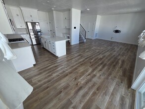 2046 W Lydia Ln in Syracuse, UT - Building Photo - Building Photo