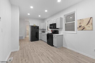 223 Pine St in Elizabeth, NJ - Building Photo - Building Photo