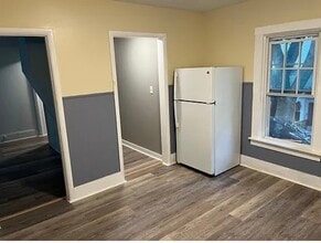 13 Ogden St, Unit Upstairs in Glens Falls, NY - Foto de edificio - Building Photo