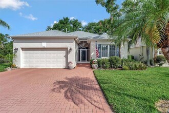 2500 Castle Pines St in Clermont, FL - Foto de edificio - Building Photo