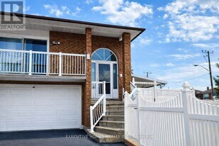 2 Clubhouse Ct in Toronto, ON - Building Photo