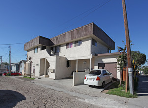 Sanger Place in San Diego, CA - Foto de edificio - Building Photo