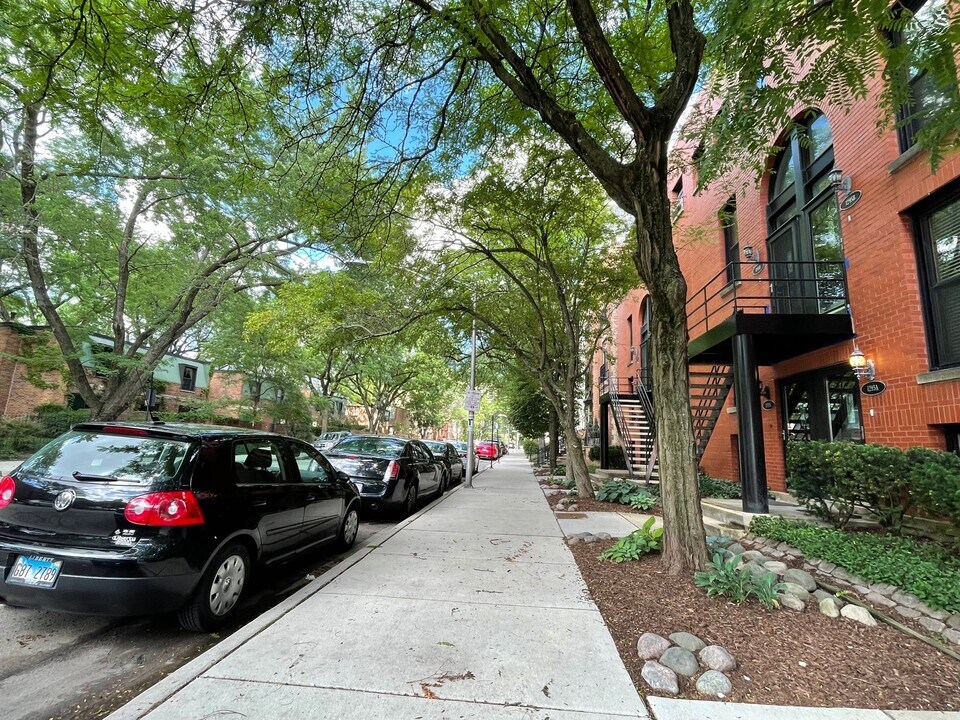1295 W Flournoy St, Unit A in Chicago, IL - Building Photo