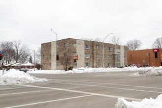 11205 W Bluemound Rd in Milwaukee, WI - Foto de edificio - Building Photo