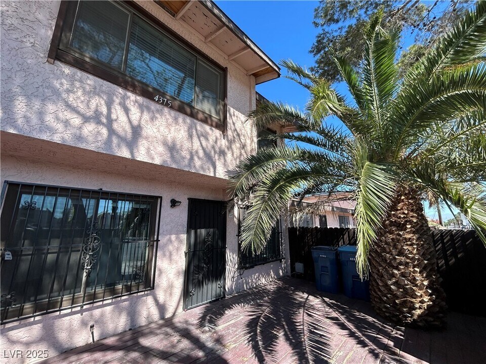 4375 Spencer St in Las Vegas, NV - Building Photo