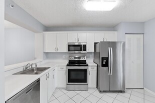 9511 Weldon Cir in Tamarac, FL - Building Photo