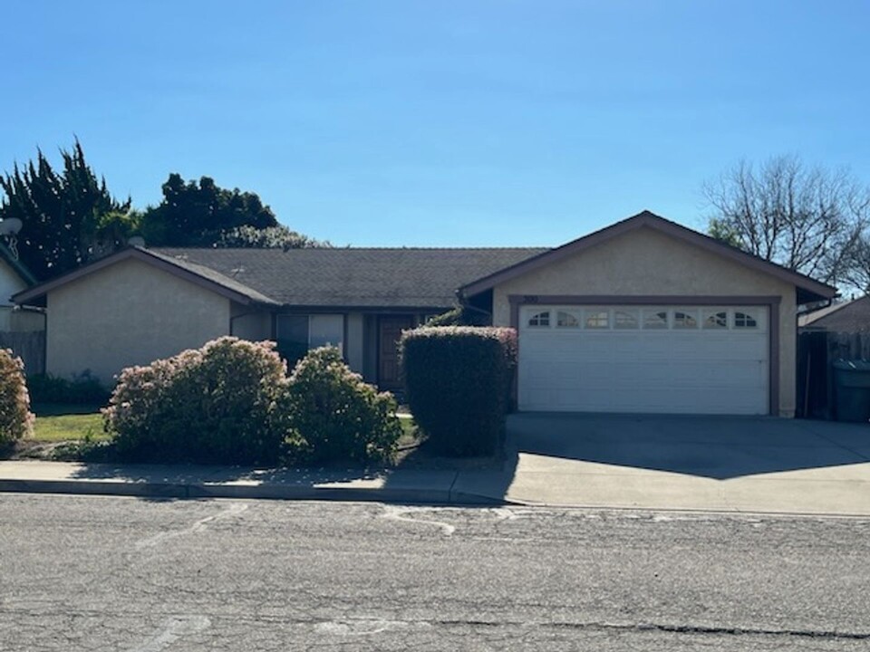 300 Bell Ave in Lompoc, CA - Building Photo