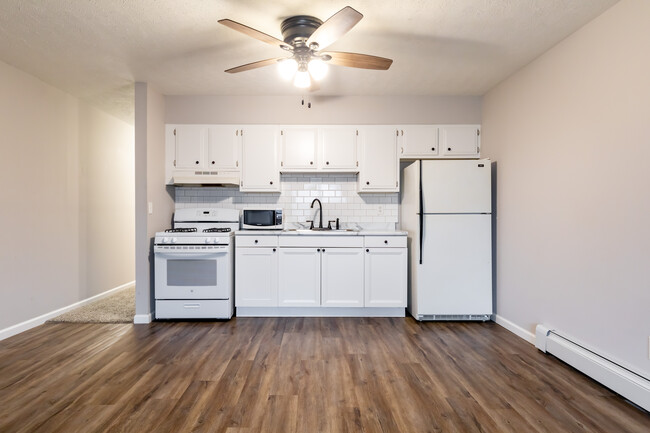 Riley Place Apartments in Bloomington, IL - Foto de edificio - Interior Photo