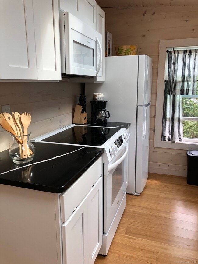 162 Old Kelsey Point Rd in Westbrook, CT - Building Photo - Building Photo