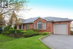 210 Fiddlers Green Rd in Ancaster, ON - Building Photo