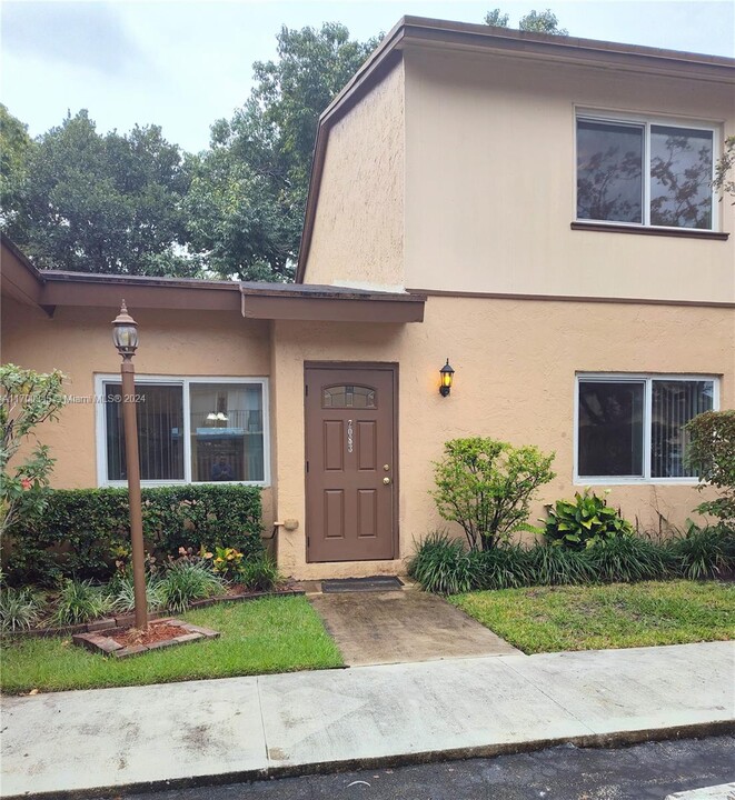 7083 W Sunrise Blvd in Plantation, FL - Building Photo