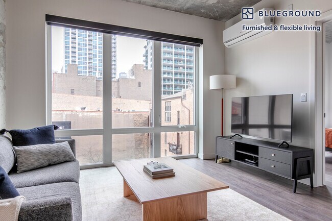 411 W Chicago Ave in Chicago, IL - Building Photo - Building Photo