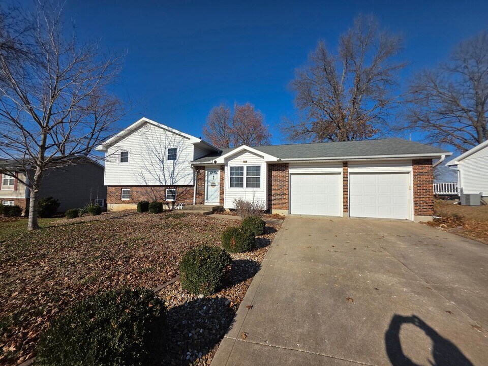 802 Brentwood Ave in Sedalia, MO - Building Photo