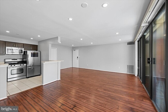 4 S Van Dorn St, Unit 204 in Alexandria, VA - Foto de edificio - Building Photo