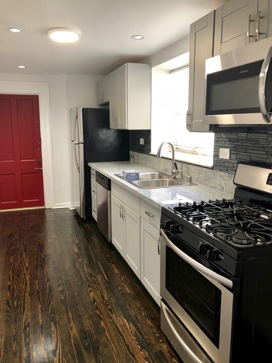 2031 W Greenleaf Ave in Chicago, IL - Building Photo