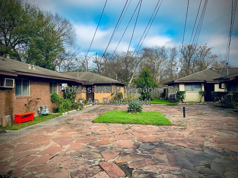 Harvard Duplexes in Houston, TX - Building Photo