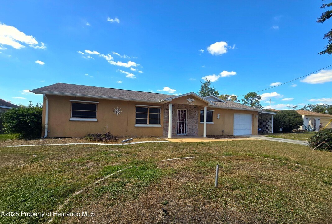 3251 Windbrook Ave in Spring Hill, FL - Building Photo