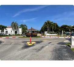 210 Lake Pointe Dr in Oakland Park, FL - Building Photo - Building Photo